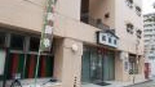 両国にあるマンションの1階にあります。