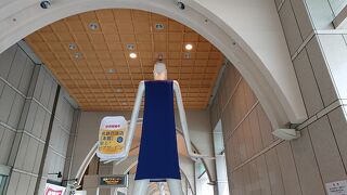 ビールジョッキを持っていました