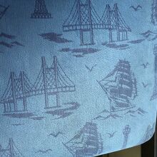 模様がマリンタワーやベイブリッジ，帆船など。