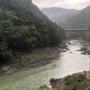荒々しい岩肌と保津川の絶景。
