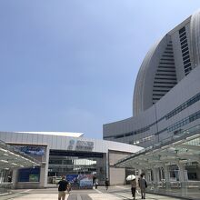 国際平和会議場の入口前