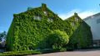 明治30年に建てられた麦酒醸造所の蔦に覆われた赤煉瓦の建物も残る複合商業施設