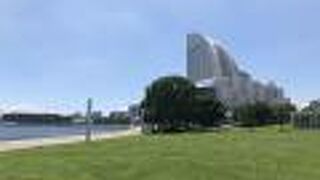 横浜港を臨む芝生の広場