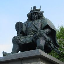 駅南口である信玄公の銅像です