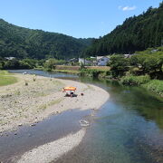 家族連れのキャンパーが川遊びを ♪