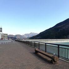 奥秩父もみじ湖(滝沢ダム)のエメラルドグリーンな水面