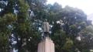 ビル街の中にひっそりと。