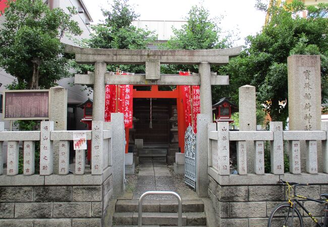 神社の隣には宝珠会館という建物もありました