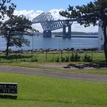 5番ホールとゲートブリッジ