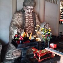 ”閻魔像”とともに閻王殿（閻魔堂）に安置されている”奪衣婆”