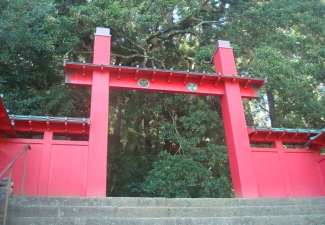 異世界に迷い込んだ雰囲気の神社です