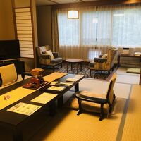 室内。二人部屋としては十分の広さ。