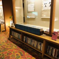 ロビーには読書コーナーもあります。