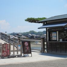 通行券確認用の小屋に隠れて松の枝先だけが見えます