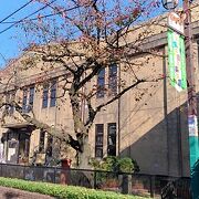 昔の小学校の校舎を利用した民俗資料館