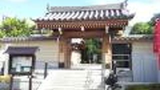 早朝、係の方が境内を丁寧にお掃除をしていました。