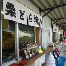 軽食スタンドが並ぶ