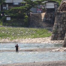 対岸から釣り人の先に槍倒し松が見えました