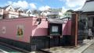 ユニークな塀の寺院でした