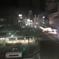 部屋からは徳島駅が見える