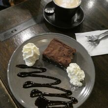 夜にチョコレートブラウニーwithクリーム、、、殺人的です!