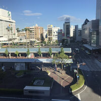 窓からの眺め。駅の真前