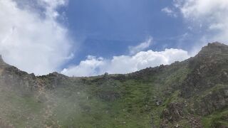 秋田・山形にまたがる日本百名山！バラエティに富んだ景色に感動