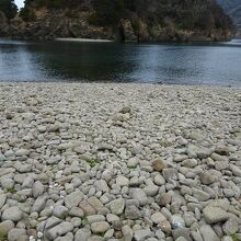 海岸のゴロタ石です。小さなお子さまは歩きにくいかもしれません