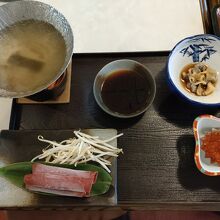 夕食。このプレートのものは美味しかった。