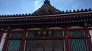 赤い本堂が印象的