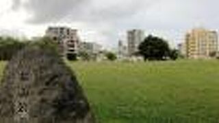 市街地の広い公園！