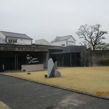 入り口前の彫刻