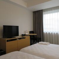 仕事をする場合は、机がないので丸テーブルで代用になりますが…