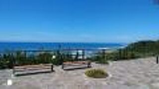 海岸線の高台に沿って設けられた遊歩道