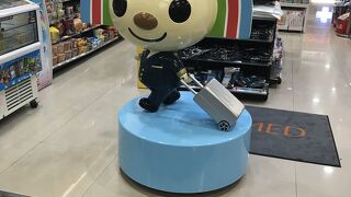 パイロットの恰好をしたOPENちゃんがお出迎え。