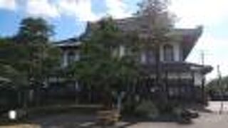 歴史を感じる立派な建物が多数