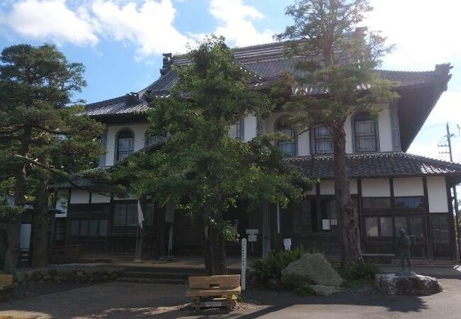 歴史を感じる立派な建物が多数