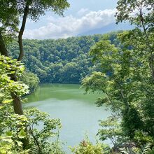 駐車場から10分ほどで湖が見える