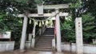 源頼朝所有の名馬として知られる「池月」の発祥伝説も残されており、「旗挙げ八幡」と呼ばれています。