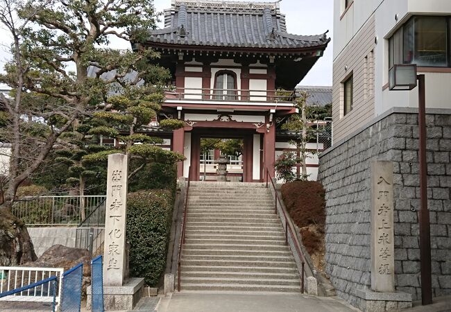 住宅街のお寺