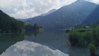 ぷくぷく温泉の湧く湖