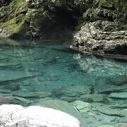 青く透明な水晶渕で泳げます