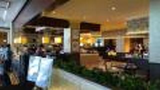 ライブ感のオープンキッチンと開放的な雰囲気の中でのインターナショナルブッフェ