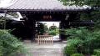 日暮里駅から御殿坂を西に歩いてくると、右手にこの寺院があります。