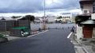 くの字にまがった意外と急な坂です。