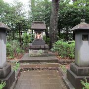 「西郷隆盛の留魂祠」の横には、勝海舟夫妻の墓があります。