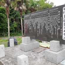 田代小学校跡地にあるため、学校の歴史を刻んだ碑や…、