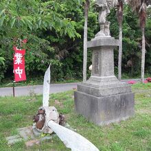 …二宮金次郎像なども敷地入口に残されています。