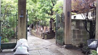 谷中霊園の南西にある寺院です。