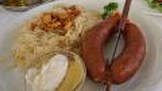 便利な場所にある観光客向けのレストラン